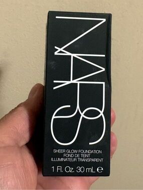 NARS Sheer Glow Foundation - MEDIUM 3.75 PAMPELUNE SHEER GLOW Brand New.